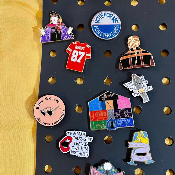 Champagne Problems enamel pin Taylor Swift - Picture 4 of 4